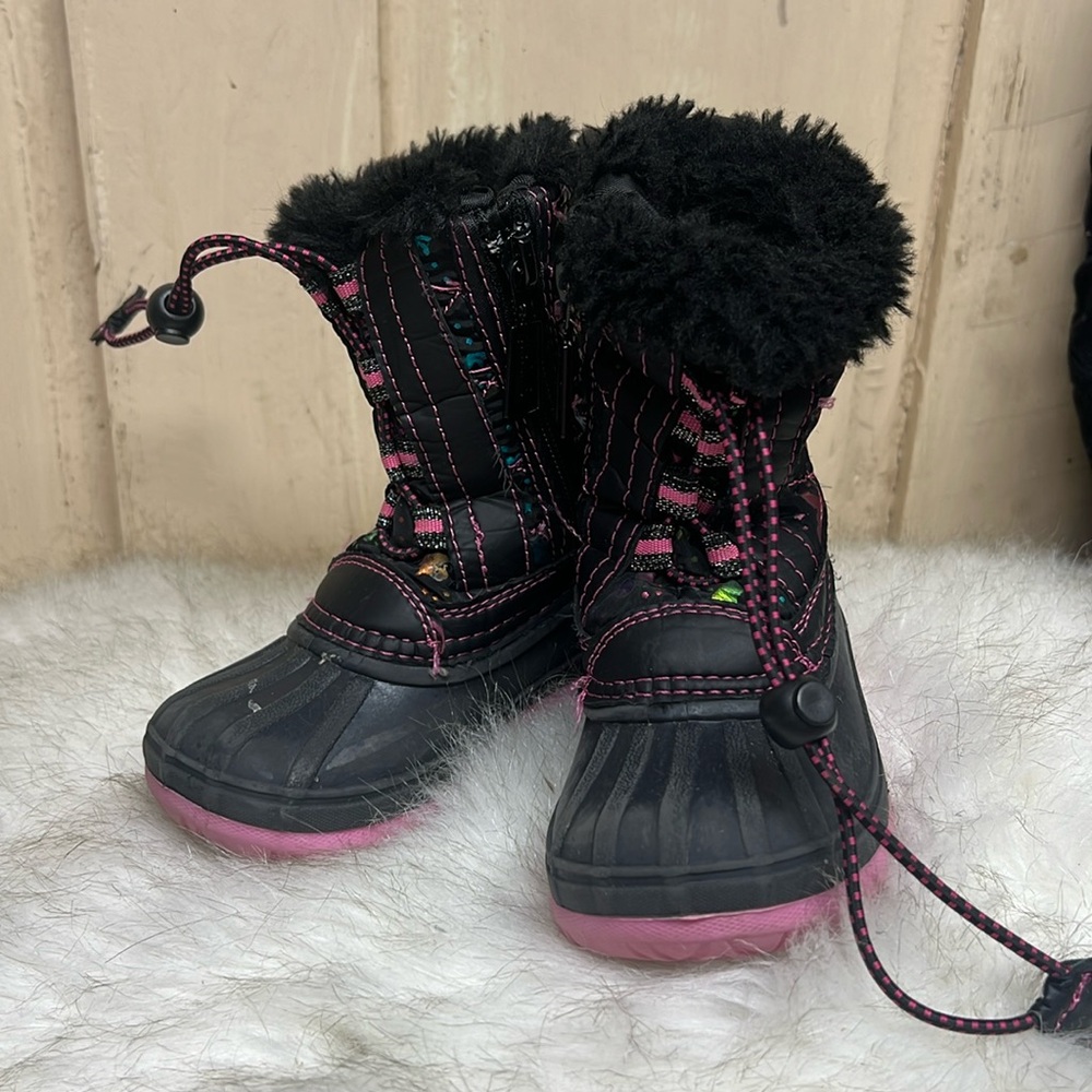Size 7 Khombu toddler boot. Side zipper. In excellent condition. Waterproof